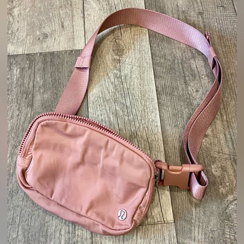 Lululemon Athletica Everywhere Belt Bag. OG Original Strap. Dusty Pink
